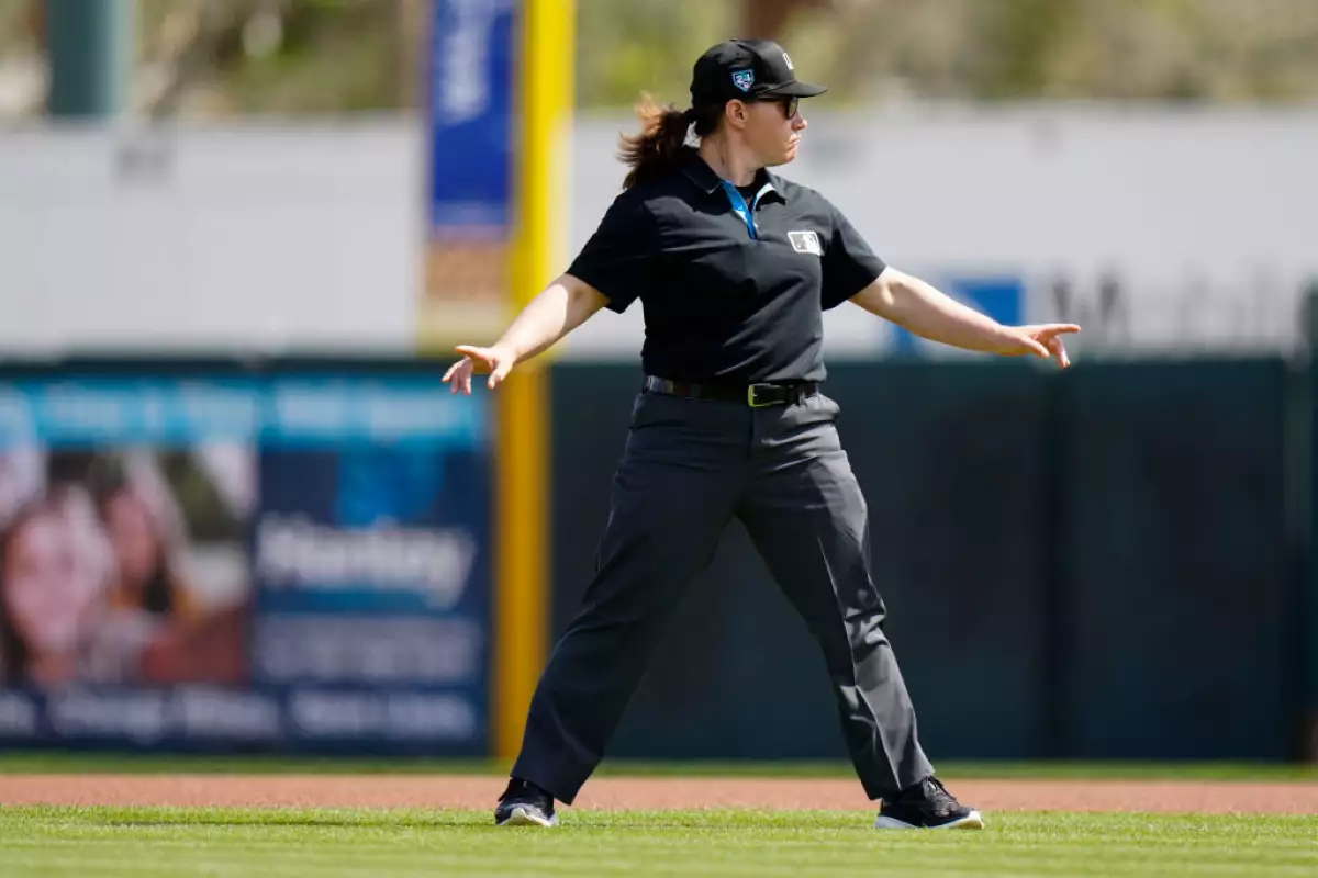 jen powel primer mujer umpire mlb