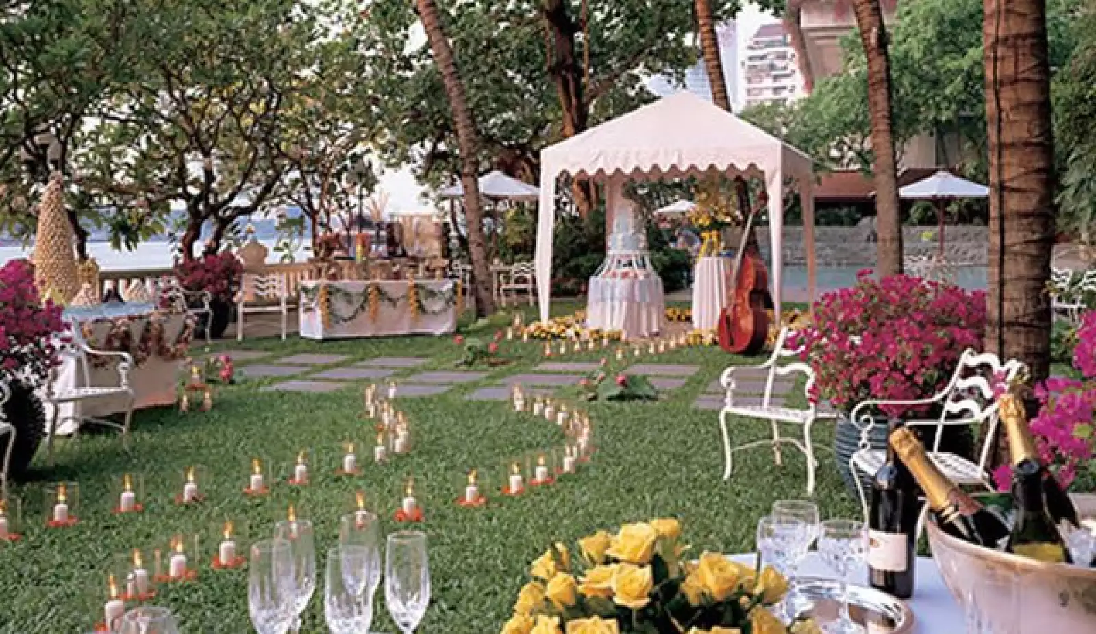 ¡Ilumina tu boda! si te casas en la noche, pon velas en las mesas o en los escalones del lugar o, ¿por qué no?, haz un camino de antorchas.