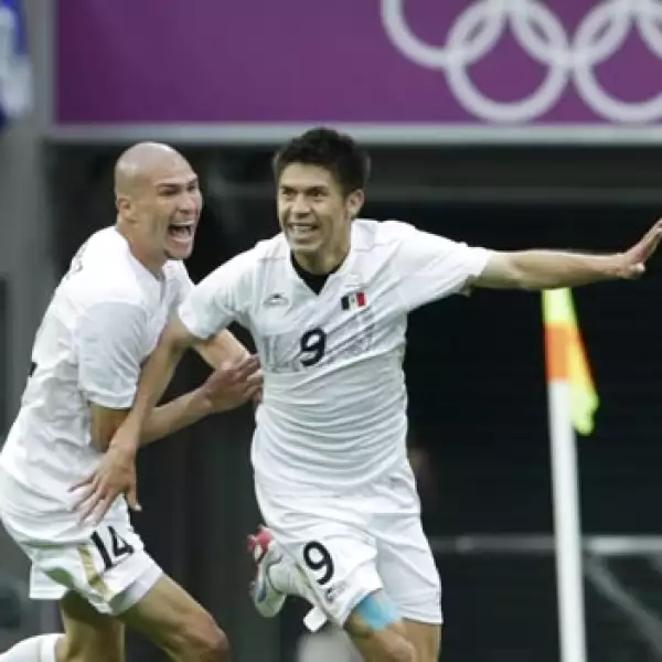 Oribe Peralta celebra su gol ante Japón