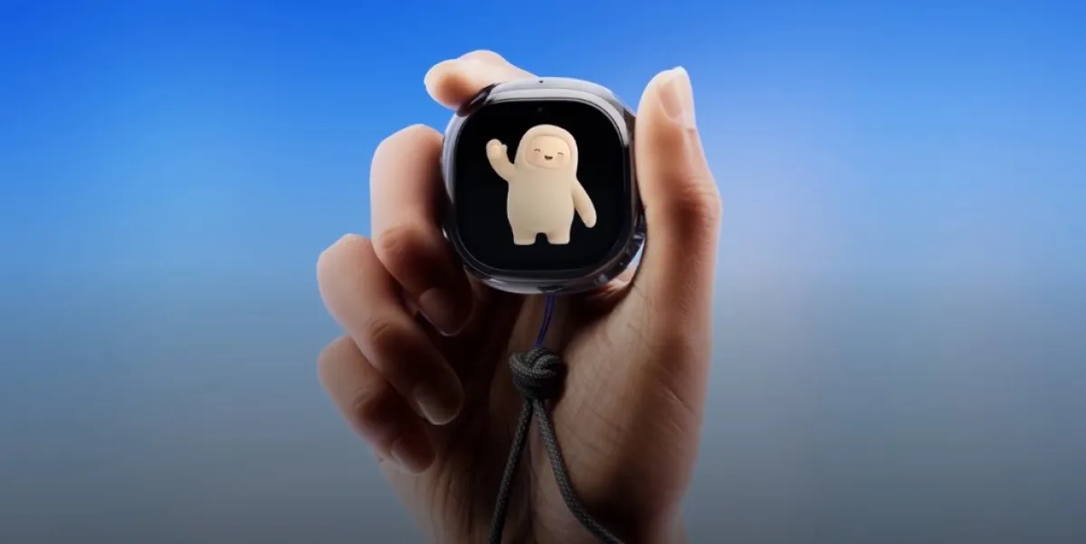 Una mano sobre un fondo azul sosteniendo el Muse Charm, de Meta. 