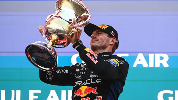 En medio del caos, Verstappen gana el GP de Bahréin, su primera vez en lo más alto del podio este 2026