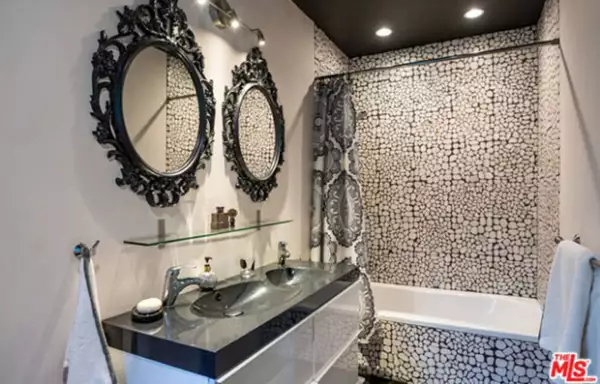 La casa además de los baños, también cuenta con jacuzzi.