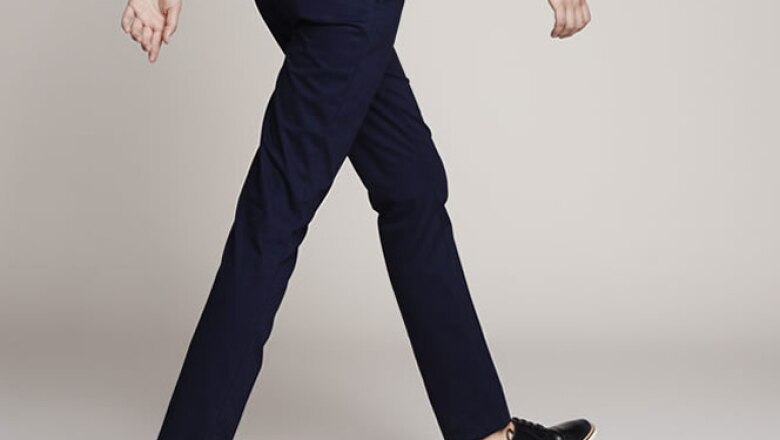 Los pantalones de algón de corte recto acompañados de un blazer, una chaqueta o un suéter son la combinación casual por excelencia.