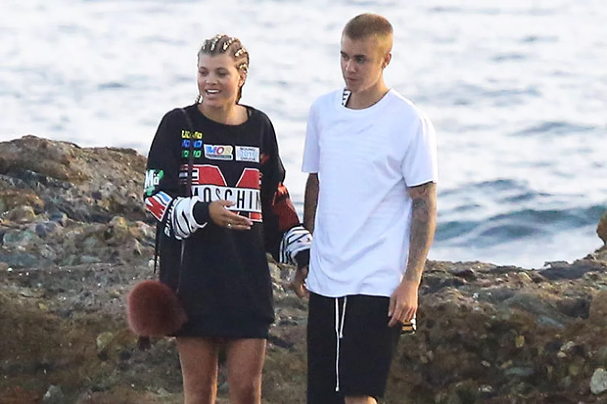 El canadiense estuvo en Laguna Beach con la hija de Lionel Richie, hecho que ha iniciado los rumores de un posible romance.