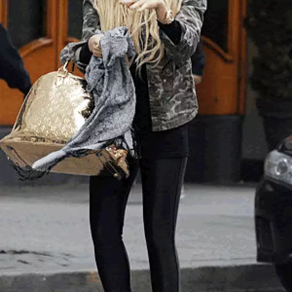 La actriz tuvo que raparse la mitad del pelo porque sufrió de enredos severos por la falta de cuidados, es por eso que optó por llevar pelucas que la hacían parecer parte de su `disfraz´.