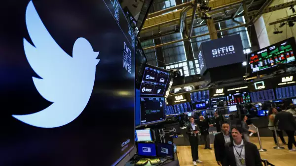 (El logotipo y el símbolo comercial de Twitter se muestran en una pantalla en el piso de la Bolsa de valores de Nueva York)