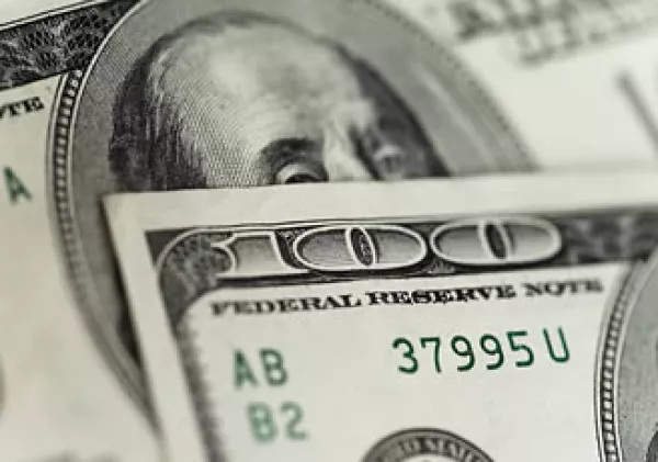 El dólar logró estabilizarse frente al peso en la jornada del viernes. (Archivo)