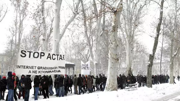 Pese al fuerte frío en varias ciudades de Europa, manifestantes tomaron las calles para reiterar su rechazo al proyecto.