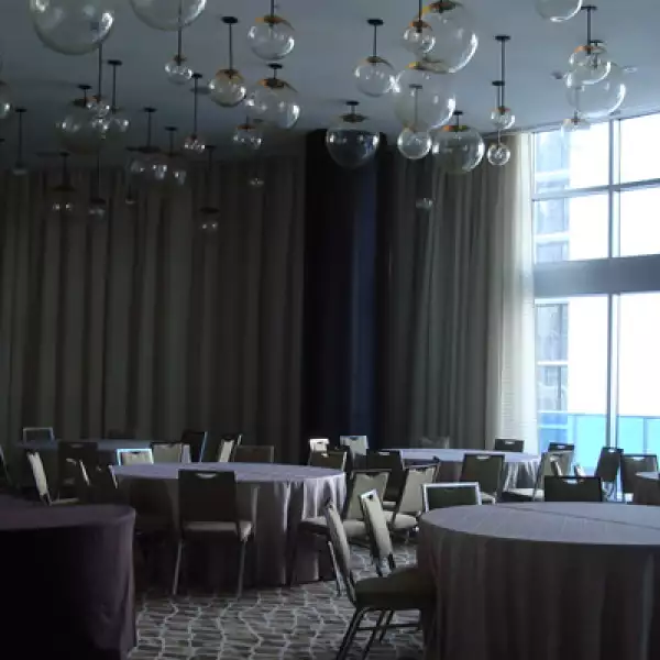 El Salón Metrópolis tiene capacidad hasta para 300 invitados. Aquí aparece dividido. Jeff Peterson, director de ventas del área de turismo recomienda un tamaño ideal de 100 a 120 personas por grupo, para poder ser acomodado todo junto hasta para comer.