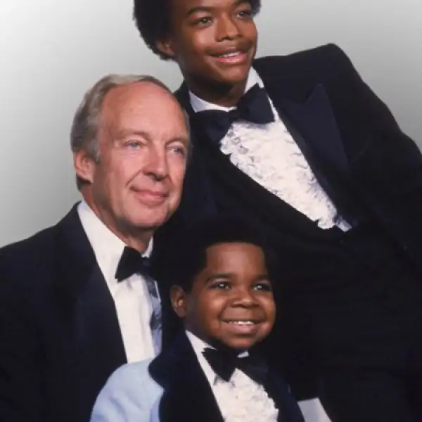 Los actores de la serie `Different Strokes´ –Gary Coleman, Conrad Bain y Todd Bridges– posan con su premio Emmy en Los Ángeles