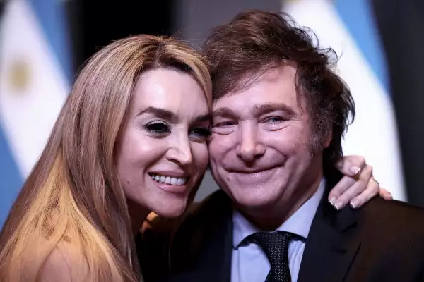 El presidente electo argentino Javier Milei y su novia Fátima Florezi reaccionan a los resultados de la segunda vuelta de las elecciones presidenciales de Argentina, en Buenos Aires, Argentina, el 19 de noviembre de 2023.