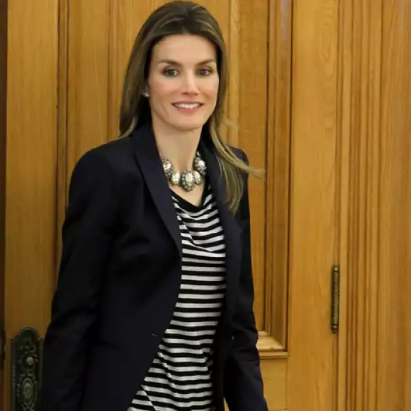 La princesa Letizia chic, elegante y sofisticada pero con la blusa se ve más relajada.