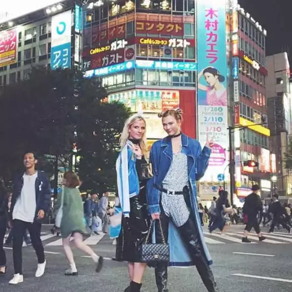 Kimby y Karlie Kloss en Japón