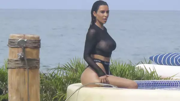 Paparazzi lograron captar a la esposa de Kanye West luciendo un top transparente que dejó a las vista sus nipples mientras posaba en una sesión fotográfica.