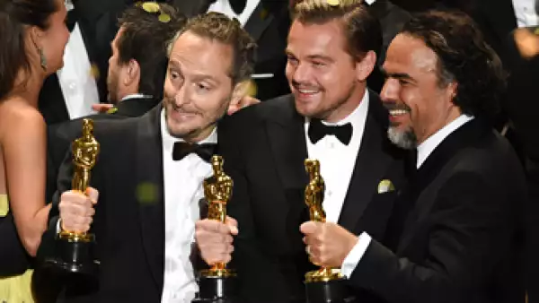 Lubezky, DiCaprio e Iñárritu posan con sus estatuillas (Foto: Getty Images)