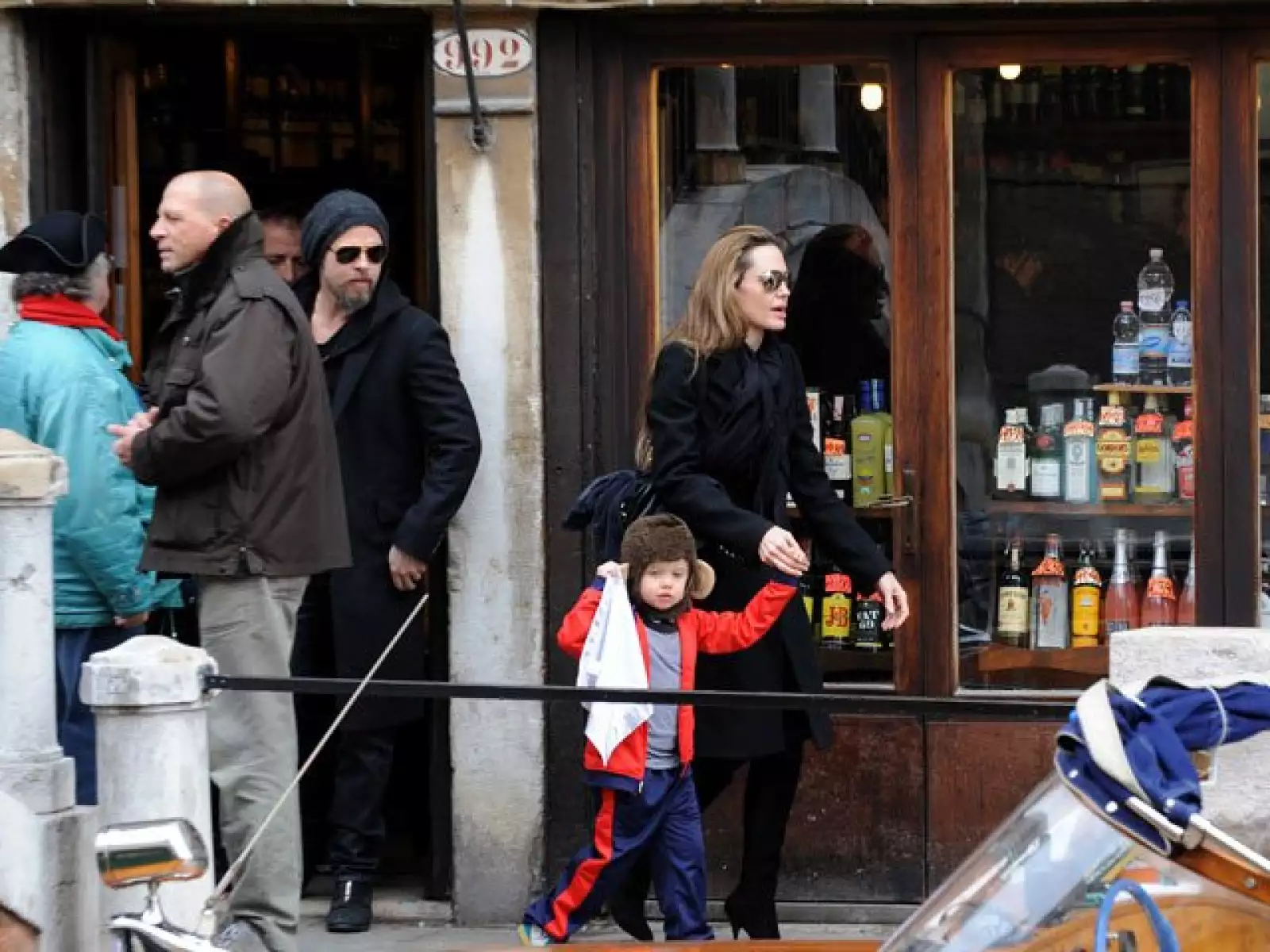 Todos felices se fueron a ver algunas tiendas y...