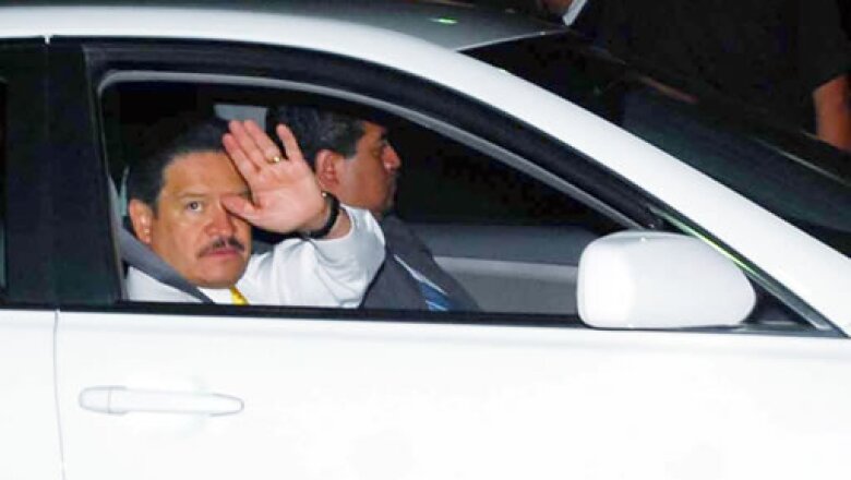 El senador del PRD, Carlos Navarrete, a su salida del Museo de Antropología e Historia después de la cena ofrecida al presidente Obama.