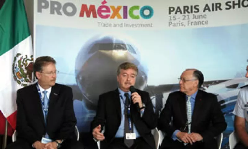 El avión está conformado por entre nueve y 10 piezas, dijo el mandatario Francisco Vega  centro. (Foto: Notimex )