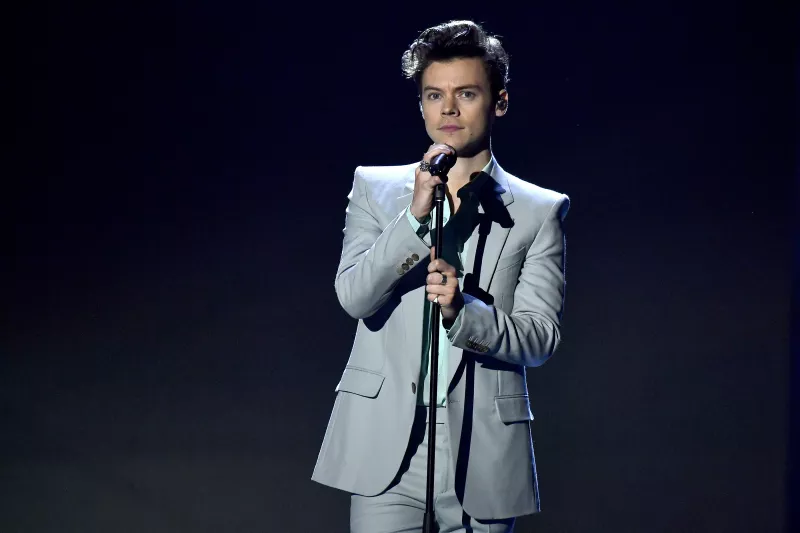Harry Styles es comparado con Juan Gabriel por el gran parecido de sus looks