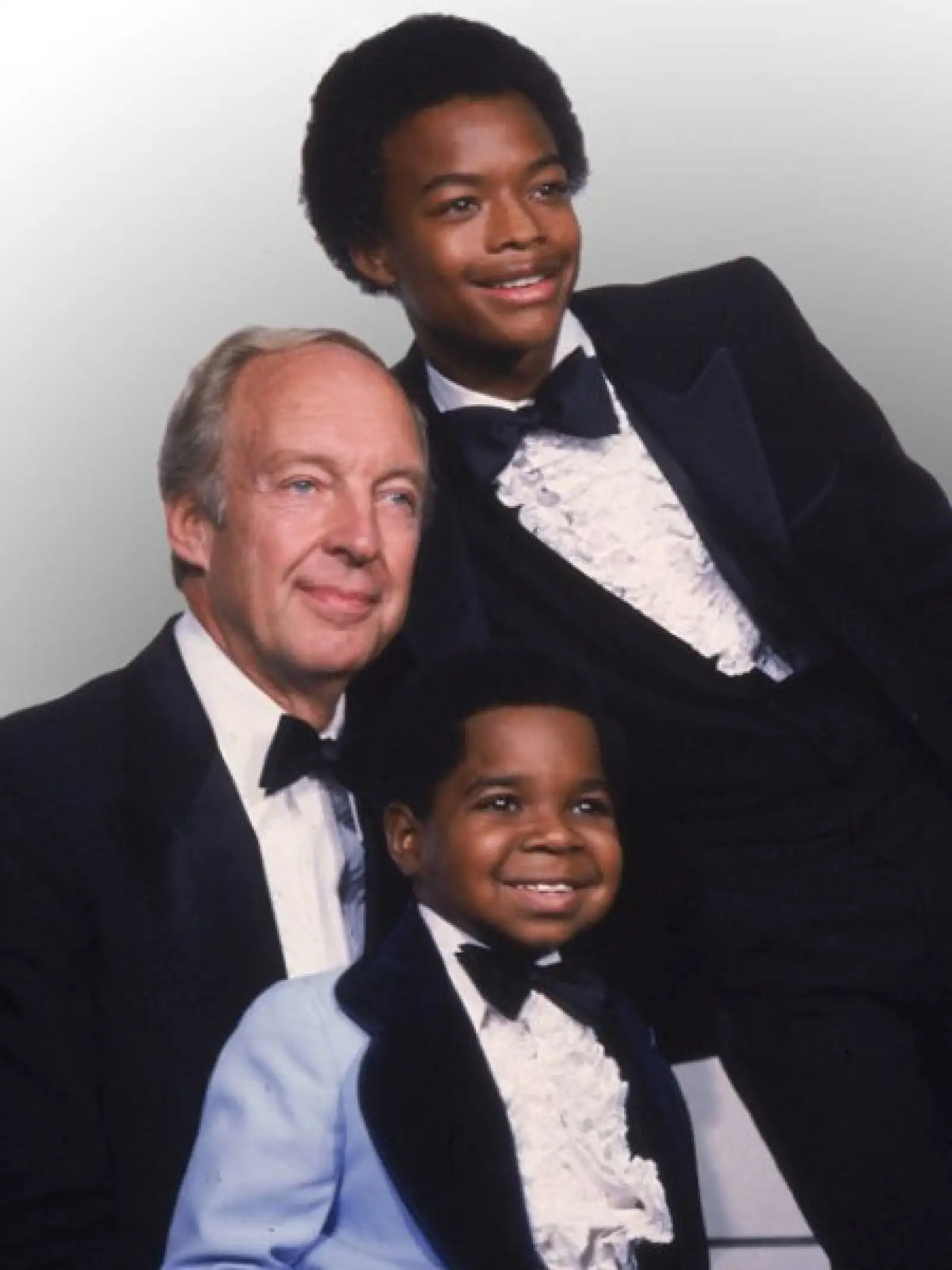 Los actores de la serie `Different Strokes´ –Gary Coleman, Conrad Bain y Todd Bridges– posan con su premio Emmy en Los Ángeles