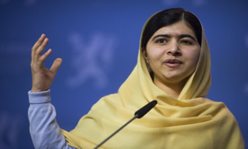 Minutos después de que Malala recibiera su premio, un mexicano perturbó la ceremonia agitando una bandera de su país simbólicamente manchada de rojo. (Foto: AFP )