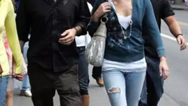 El guionista y director mexicano paseó por las calles de la capital michoacana con parte del elenco de la película The Burning Plain.