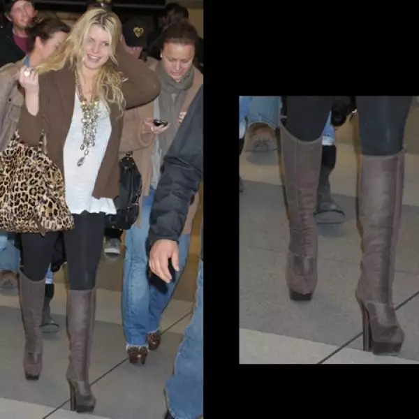 Jessica Simpson no pierde el estilo para viajar, se ve casual y muy chic.