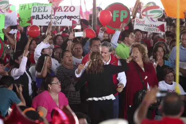 Rodeado de mujeres