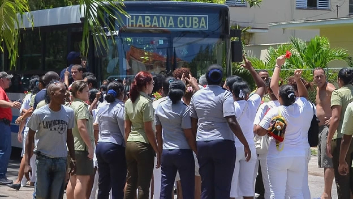 Integrantes del grupo femenil opositor cubano ?Damas de Blanco? al momento de ser detenidas por las autoridades