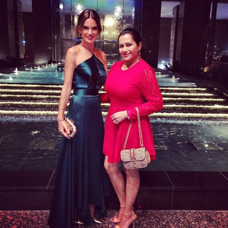 Alessandra junto con una acompañante, lista para Clé Dubai.