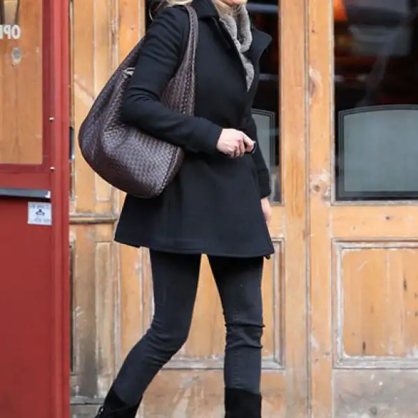 Cameron Diaz combina su pieza café con todo.