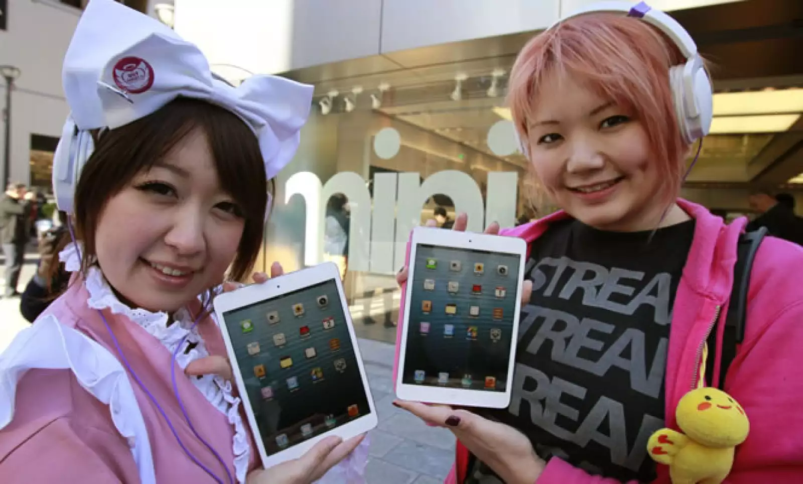 Este viernes comenzó en Japón la venta de la iPad Mini, la nueva tableta de Apple. Fans de la marca en la tienda de Ginza en Tokio.