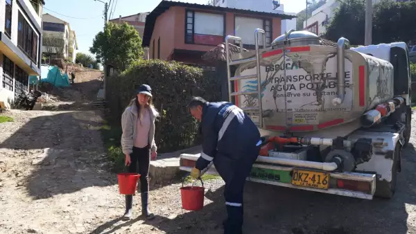 La diseñadora gráfica Clara Escobar recoge agua potable de un camión de agua en La Calera, cerca de Bogotá, el 10 de abril de 2014.