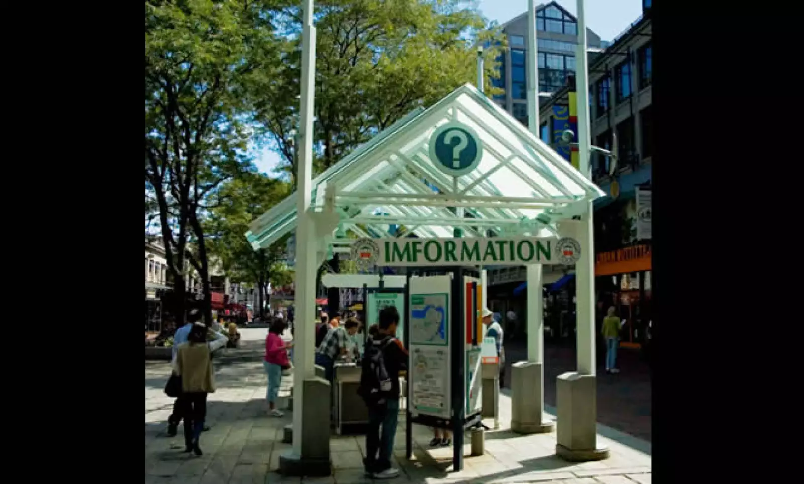 A lo largo de la ciudad, encontrarás centros de información para remediar tus dudas y obtener direcciones.