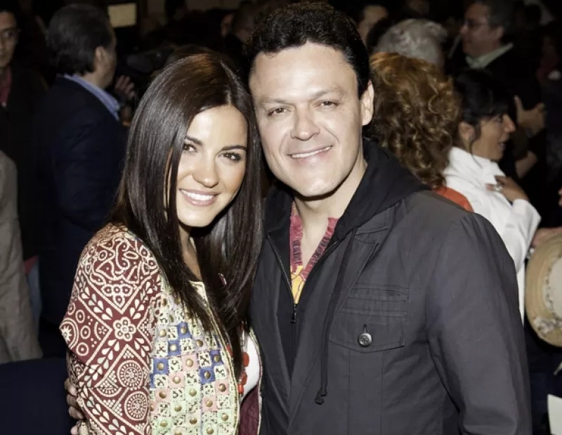 La pareja protagónica de la nueva telenovela de Roberto Gómez Fernández lució muy contenta en la presentación del melodrama.