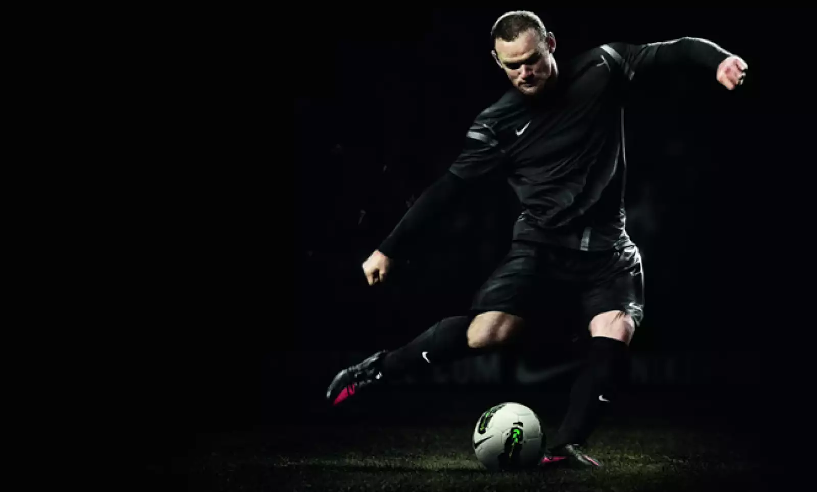 En la cancha con Wayne Rooney (Manchester United), Gonzalo Higuain (Real Madrid) y Alexandre Pato (Milan AC).