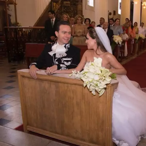 La boda religiosa fue oficiada poco después de las ocho de la mañana por el Monseñor Felipe Arizmendi.