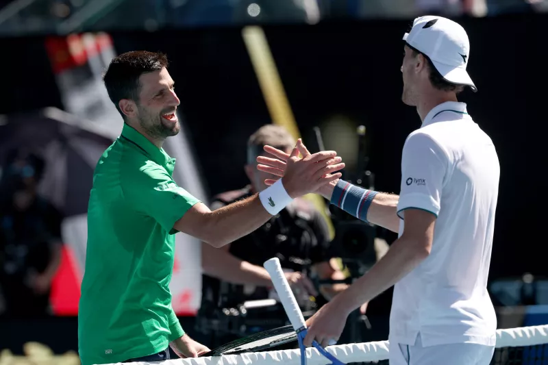 Los imponentes Djokovic y Sinner avanzan en el Abierto de Australia y pasan a tercera ronda