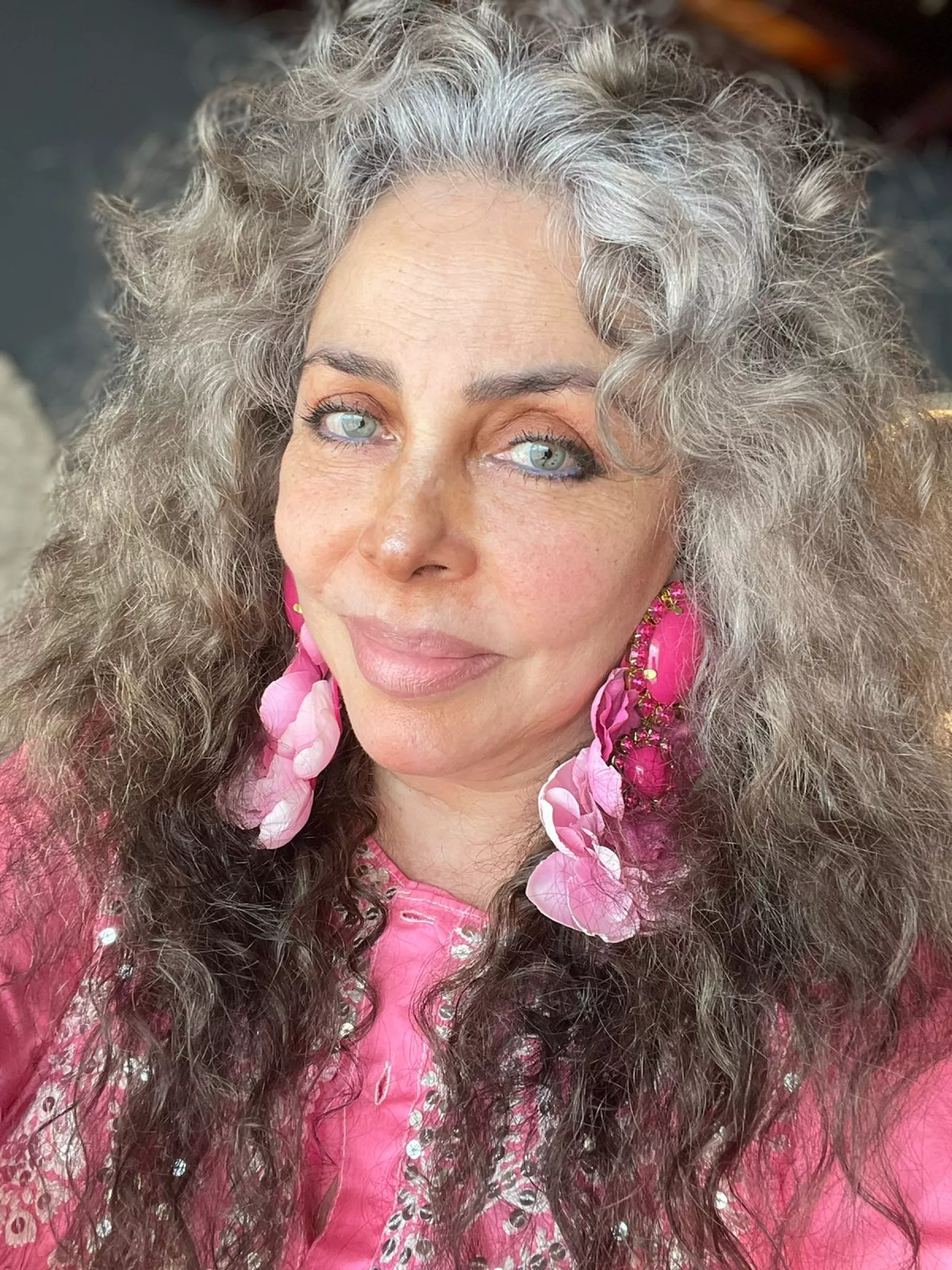Verónica Castro estrena look al natural ¡y nos encanta!