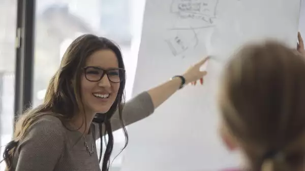 Las marcas deben entender a los consumidores, pensar como ellos y hasta humanizarse, sugieren expertos.