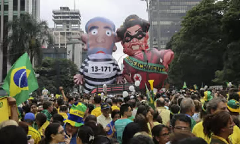 Las figuras de los políticos enmarcaron la manifestación en Sao Paulo  (Foto: EFE)
