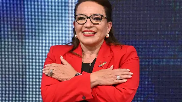 La candidata presidencial por el Partido Libertad y Refundación (Libre), Xiomara Castro, reacciona en la sede del partido después de las elecciones en Honduras.  