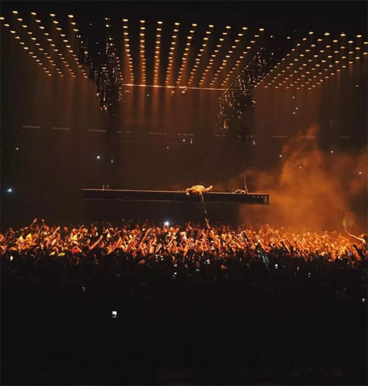 Este fan no pudo contener su emoción por estar en el concierto de Yeezy y decidió llevar a otro nivel su afición, literal.