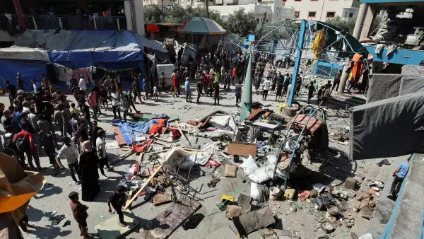 Los palestinos se reúnen en el lugar de un ataque aéreo israelí contra una escuela de la ONU que alberga a personas desplazadas, en medio del conflicto entre Israel y Hamas, en Nusairat, en el centro de la Franja de Gaza, el 14 de julio de 2024.