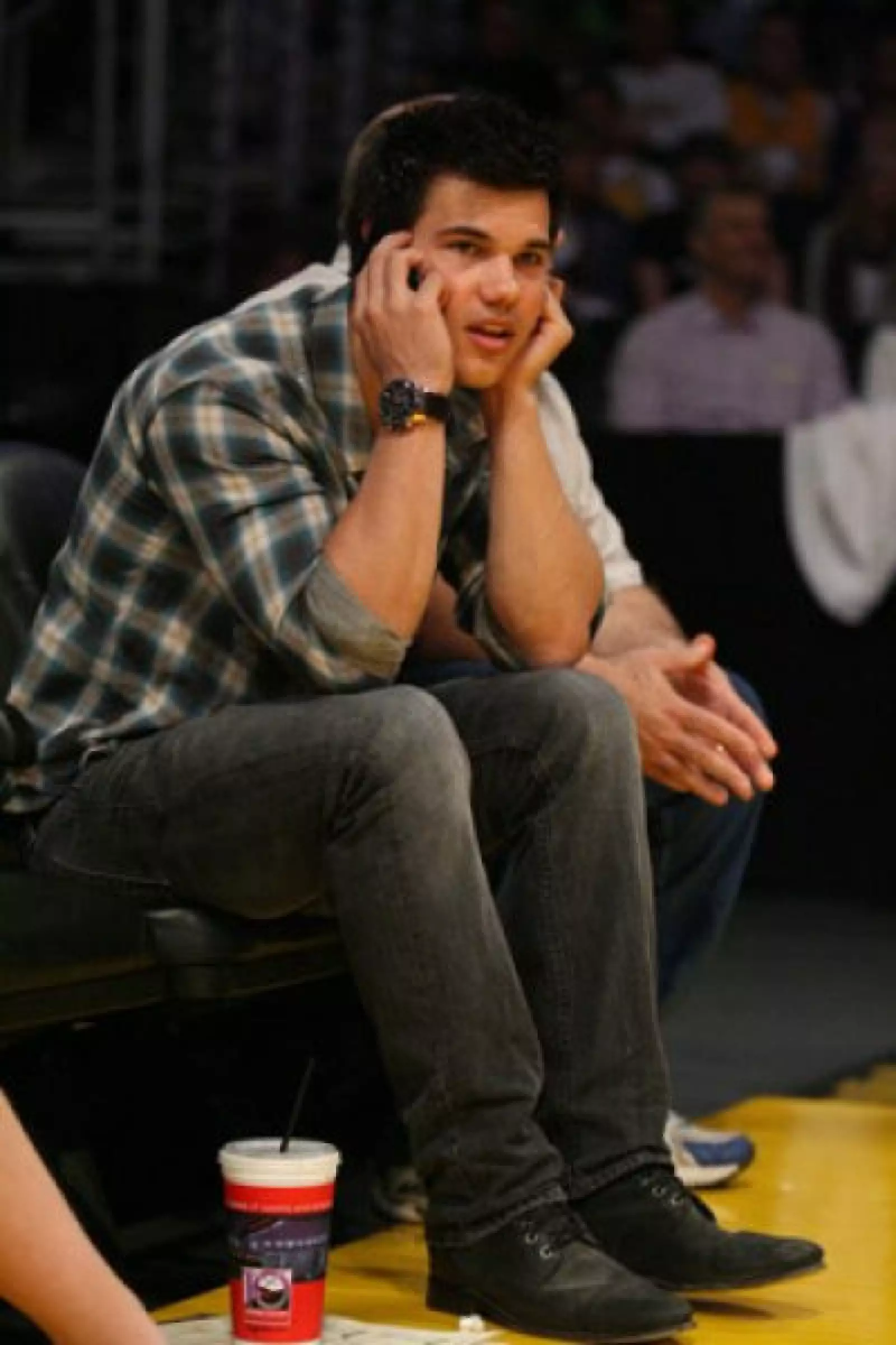 Disfrutando el partido de básquetbol de los Lakers vs Charlotte Bobcats en el Staples Center en Los Angeles, California.