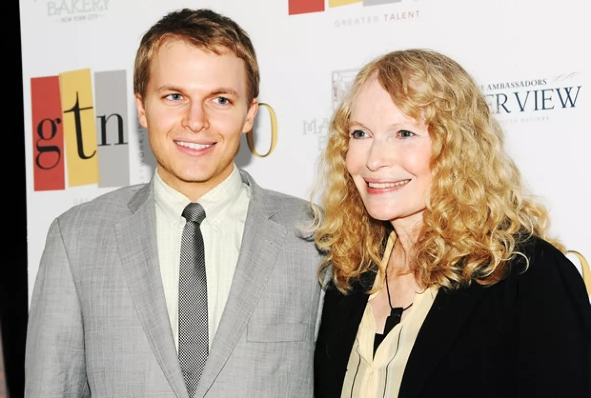 Ronan y Mia Farrow en mayo de 2012.