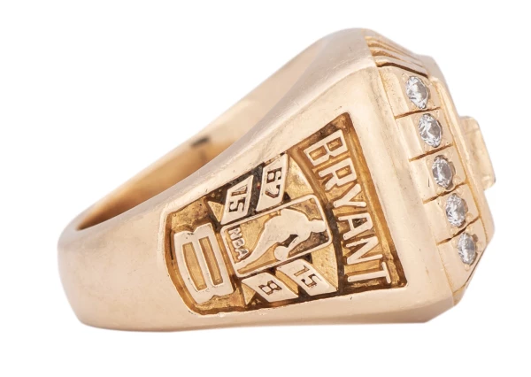 Mamá de Kobe Bryant vende anillo de del ídolo; teoría de pelea