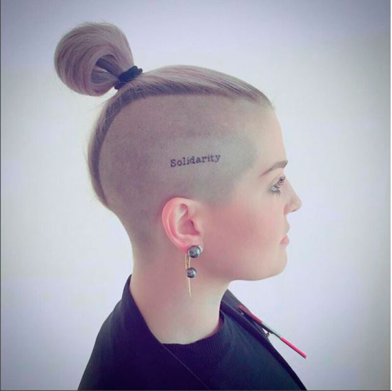 La cantante ha querido recordar a los fallecidos en el trágico atentado del pasado fin de semana con un tatuaje que promueve a la tolerancia entre seres humanos.