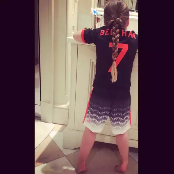 La pequeña de cuatro años parece inclinarse más por el futbol que por la moda.