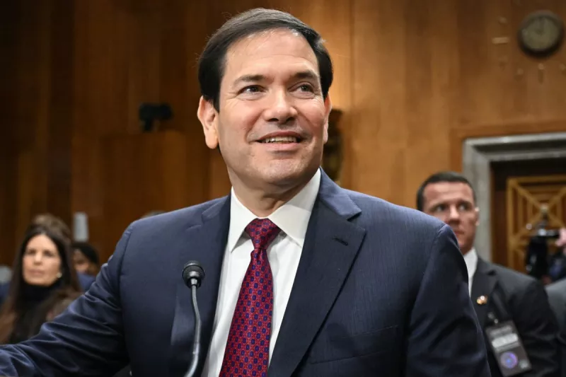 El Secretario de Estado de los Estados Unidos, Marco Rubio, toma su asiento antes del inicio de una audiencia del Comité de Relaciones Exteriores del Senado para examinar la política de los Estados Unidos hacia Venezuela en el Capitolio en Washington, DC, el 28 de enero de 2026. El ejército estadounidense asaltó Caracas el 3 de enero y se apoderó de Nicolás Maduro, un némesis inquierdista de Washington desde hace mucho tiempo, y a su esposa, Cilia Flores.